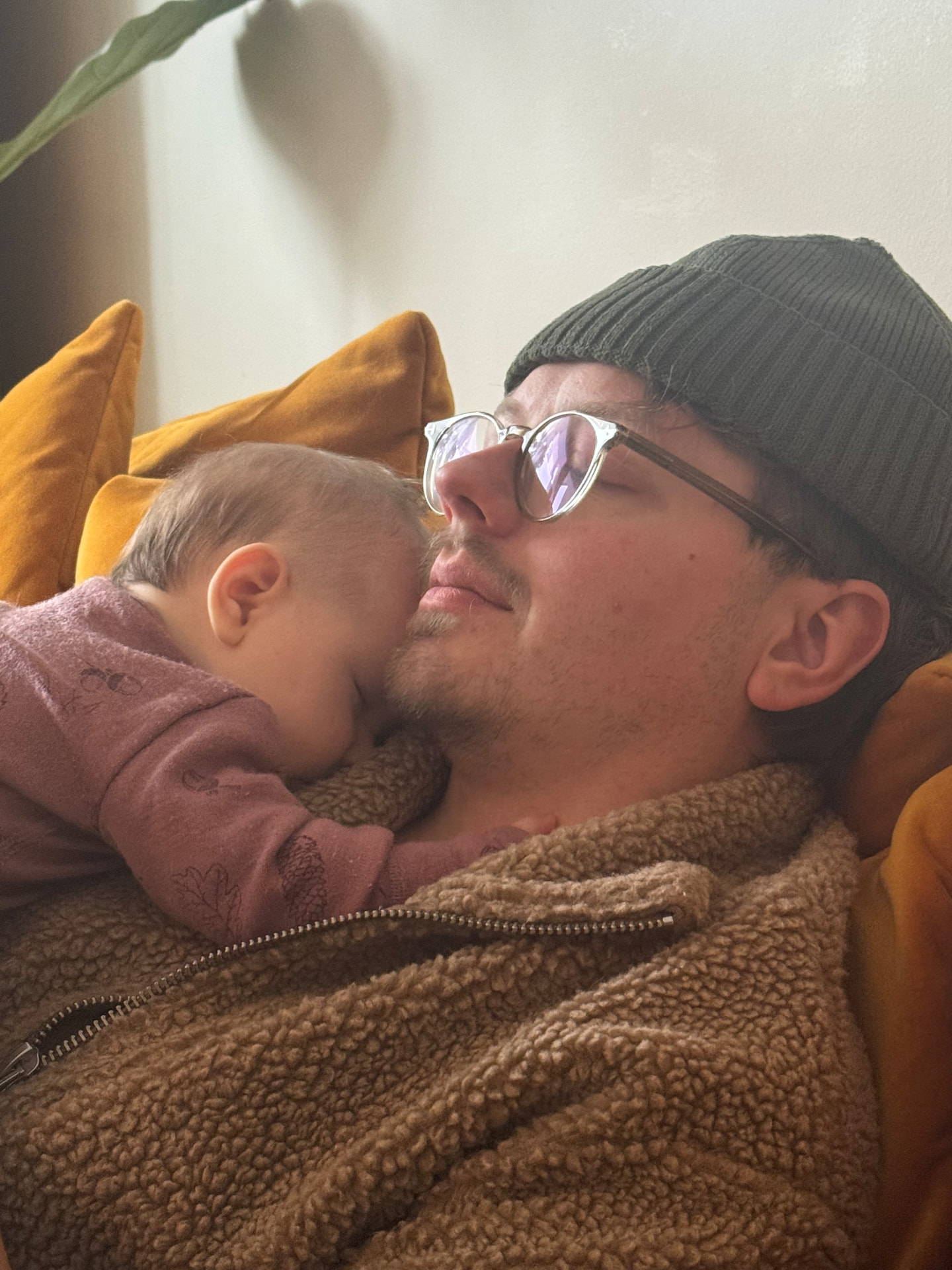 Mattias och Wilda vilar tillsammans i soffan